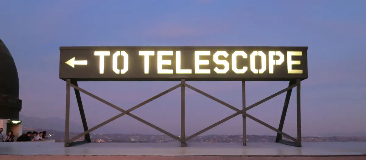 Photo of the sign pointing to the telescope at Griffith Observatory. The sign says TO TELESCOPE. Own photo from 2018.